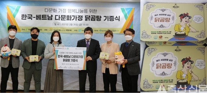 계란자조금이 HMR 알닭곰탕의 개발‧출시 소식을 기부로 알렸다. 지난 3월 26일 개최된 닭곰탕 기증식(왼쪽사진)의 모습과 이번에 기부된 닭곰탕 제품.