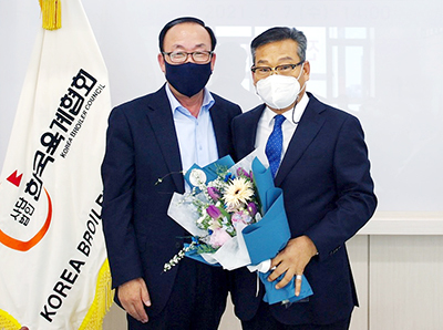지난 7일 육계협 대의원 총회에서 제18대 회장으로 선출된 김상근 회장(사진 오른쪽)에게 ㈜참프레 고흥열 대표가 꽃다발을 전달하고 기념촬영을 하고 있다.