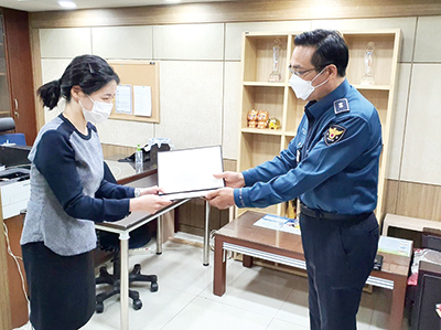 지난 21일 한국양계농협 길음뉴타운지점 김수현 씨가 고객의 보이스피싱 피해를 차단한 공로로 성북경찰서로부터 감사장을 수여받고 있다.