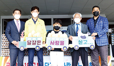 사진 왼쪽부터 이홍재 양계협회장, 유수호 칠곡군청 부군수, 육지승 왜관초등학교 어린이, 양계협 김진남 대구경북도지회장, 안두영 채란위원장.