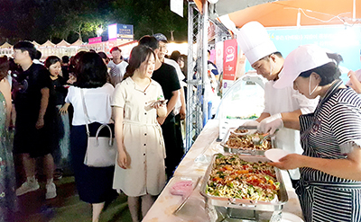 코로나19로 인해 지난해 개최가 취소됐던 ‘대구 치맥페스티벌’이 올해는 가을로 미뤄졌다. 사진은 지난 2019년 페스티벌에 참여한 한국육계협회 부스를 찾은 방문객들의 모습.