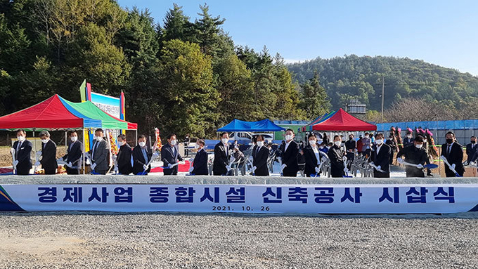 착공식 행사에 참석한 내빈들이 공사 시작을 알리는 ‘첫 삽 뜨기’를 하고 있다.