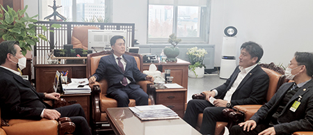 김태흠 위원장(가운데)과 김동일 보령시장(왼쪽)이 손세희 회장(오른쪽에서 두 번째)으로부터 모돈이력제에 대한 입장을 듣고 있다. 이날 만남에는 조진현 한돈협회 상무가 배석했다.