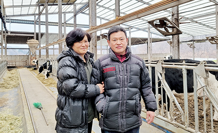 칠공칠목장 조춘기 대표(오른쪽)와 아내 홍순미 씨.