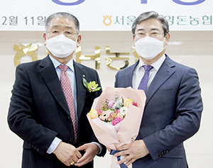 이정배 조합장<왼쪽>이 조용구 신임 상임이사를 축하하고 있다.