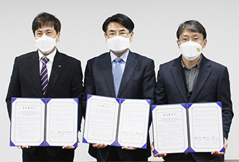 왼쪽부터 최윤석 대표, 이원희 총장, 문석주 부회장이 협약식을 갖고 있다.