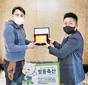 왼쪽부터 쌍용축산 황내환 총괄, 다비육종 김재진 이사.