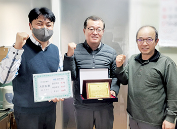 왼쪽부터 다비육종 한만식 부장, 기신농장 천용민 대표·이상준 농장장.