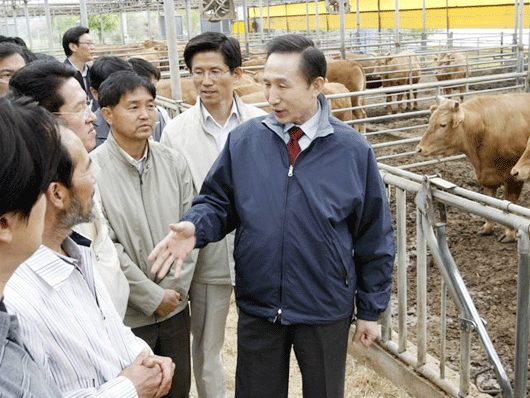 이 대통령, 한우농장 방문…‘소방법’ 축산 걸림돌 지적